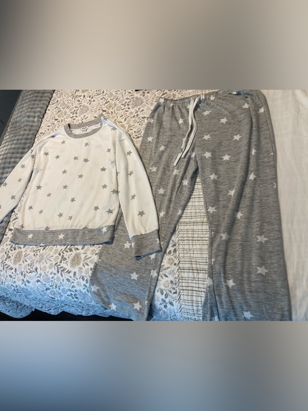 Women’s Star-Print Two-Piece Pajama Set - Gray & White